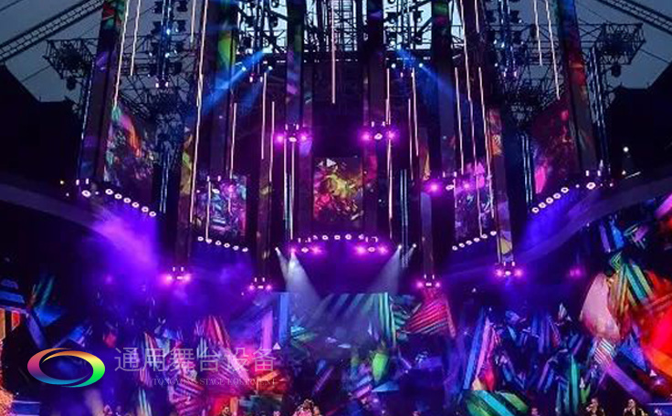 視覺屏幕為主、條狀LED屏幕、燈光設(shè)備及舞臺幕布詮釋當下舞臺設(shè)計潮流