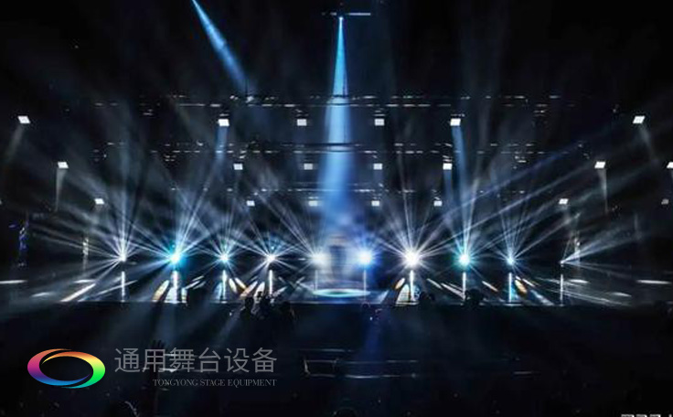 視覺屏幕為主、條狀LED屏幕、燈光設(shè)備及舞臺幕布詮釋當下舞臺設(shè)計潮流