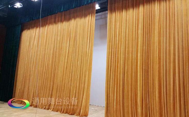 舞臺(tái)大幕舞臺(tái)阻燃幕布www.m.byzinan.com、二、三道幕等分割表演區(qū)域，移換場(chǎng)景不間斷