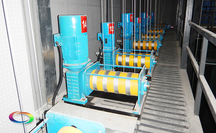 舞臺(tái)大幕舞臺(tái)阻燃幕布www.m.byzinan.com 、二、三道幕等分割表演區(qū)域，移換場(chǎng)景不間斷