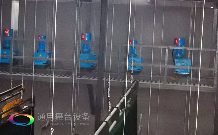 十余年銳意攀登，奮發(fā)圖強！舞臺幕布、機械等一站式選購供應商，舞臺機械、音響、燈光工程設計施工承包壹級資質(zhì)——通用舞臺