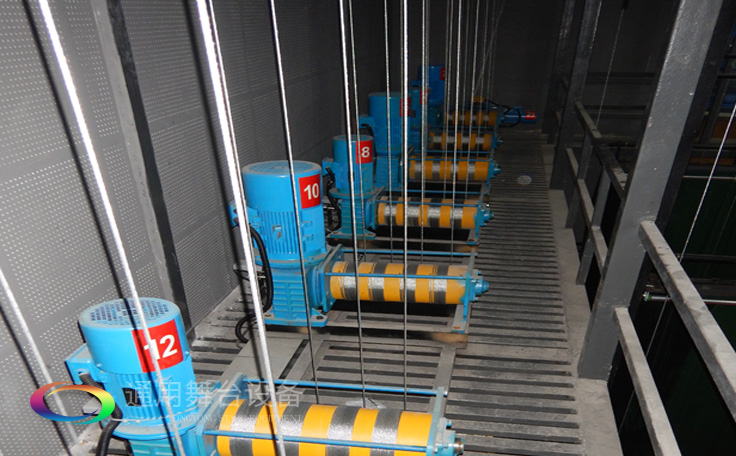 十余年銳意攀登，奮發(fā)圖強！舞臺幕布、機械等一站式選購供應商，舞臺機械、音響、燈光工程設計施工承包壹級資質(zhì)——通用舞臺