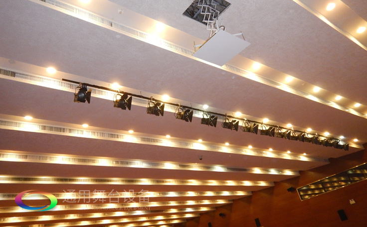 十余年銳意攀登，奮發(fā)圖強！舞臺幕布、機械等一站式選購供應商，舞臺機械、音響、燈光工程設計施工承包壹級資質(zhì)——通用舞臺