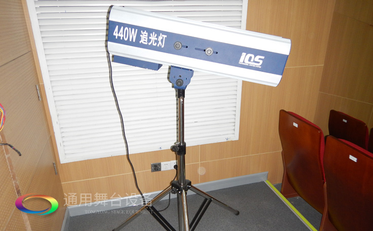 十余年銳意攀登，奮發(fā)圖強！舞臺幕布、機械等一站式選購供應商，舞臺機械、音響、燈光工程設計施工承包壹級資質(zhì)——通用舞臺