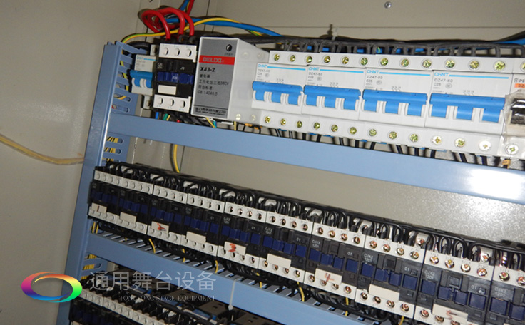 十余年銳意攀登，奮發(fā)圖強！舞臺幕布、機械等一站式選購供應商，舞臺機械、音響、燈光工程設計施工承包壹級資質(zhì)——通用舞臺