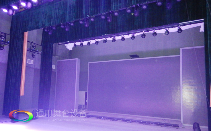 通用舞臺電動真絲喬絨舞臺阻燃幕布定制廠家，定做多種材質及規(guī)格舞臺幕布