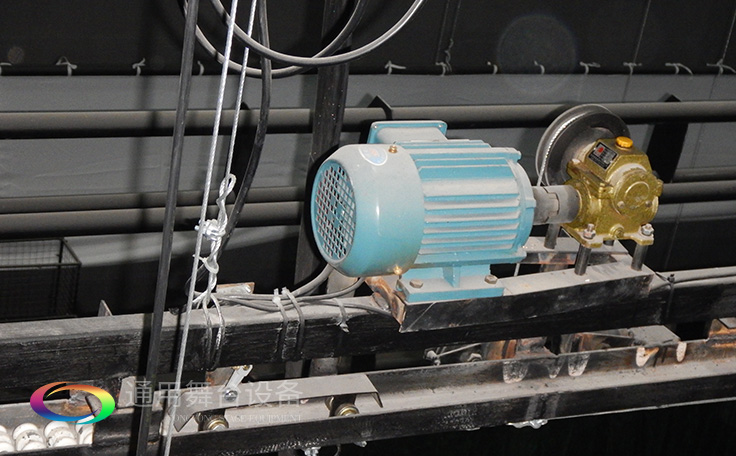 科學(xué)計(jì)劃工期、合理交叉施工，保質(zhì)保量順利完成工程的交付！通用舞臺(tái)阻燃幕布承接羊城廣州培英中學(xué)報(bào)告廳項(xiàng)目！