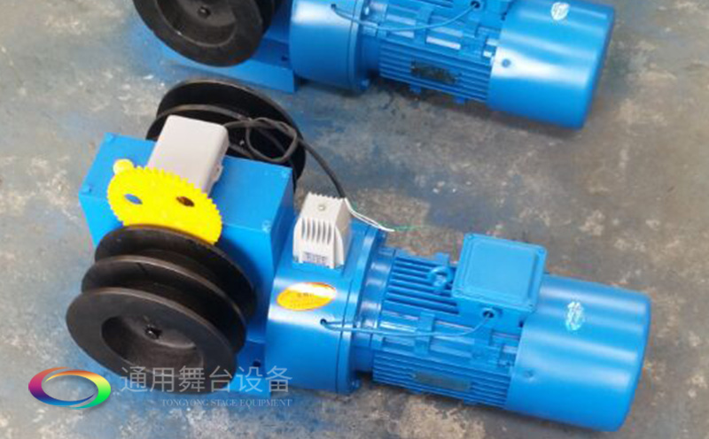 通用舞臺(tái)吊桿高標(biāo)準(zhǔn)承接廣州市培英中學(xué)報(bào)告廳項(xiàng)目，大屏幕顯示系統(tǒng)、音頻擴(kuò)聲系統(tǒng)、燈光系統(tǒng)、舞臺(tái)吊桿及機(jī)械等多系統(tǒng)相互協(xié)作