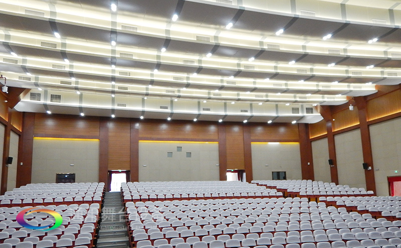 通用舞臺(tái)吊桿高標(biāo)準(zhǔn)承接廣州市培英中學(xué)報(bào)告廳項(xiàng)目，大屏幕顯示系統(tǒng)、音頻擴(kuò)聲系統(tǒng)、燈光系統(tǒng)、舞臺(tái)吊桿及機(jī)械等多系統(tǒng)相互協(xié)作