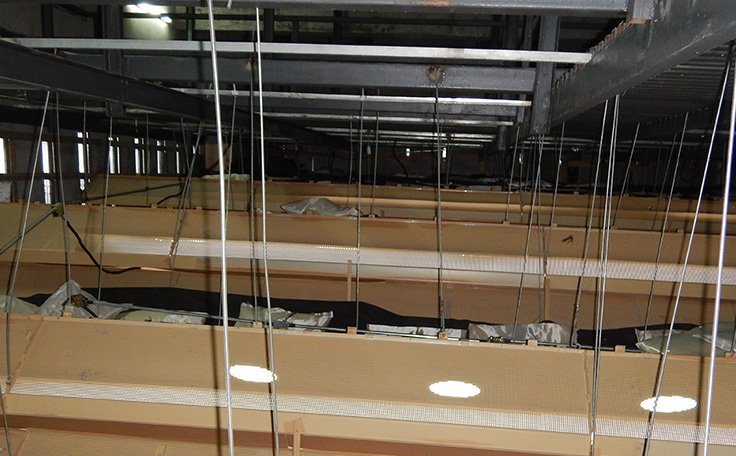 通用舞臺(tái)承建藍(lán)騎士水運(yùn)動(dòng)中心演藝舞臺(tái)機(jī)械、燈光及舞臺(tái)幕布建設(shè)