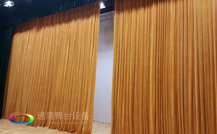 大幕類型、開啟方式！泰州舞臺大幕廠家——通用舞臺幕布，主要用于演出開始、結(jié)束的舞臺啟閉,有時也用作場幕使用