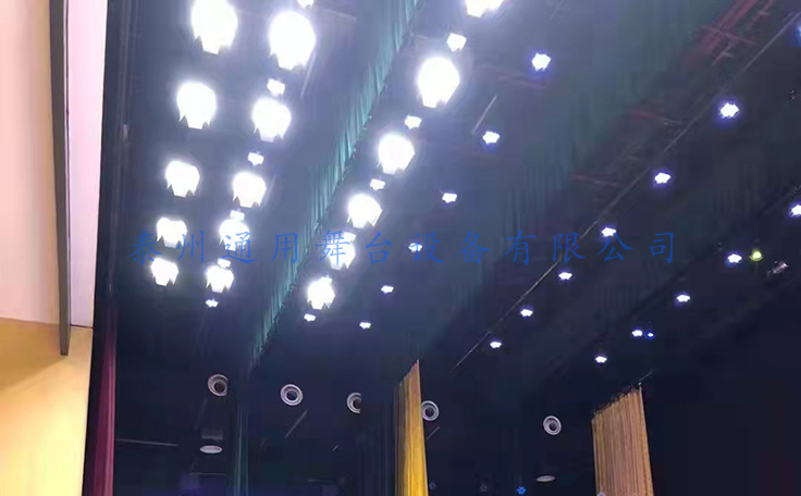 舞臺機械核心——舞臺吊桿機械設備！采用蝸輪蝸桿減速系統(tǒng)，磨擦系數(shù)小，傳動效率高！