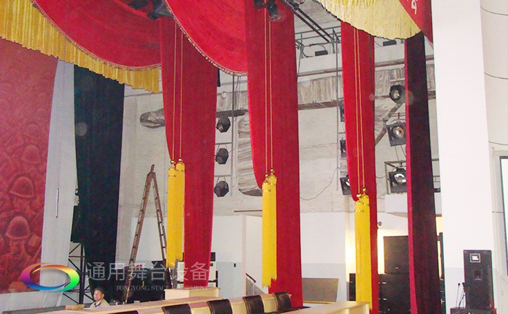 尊重用戶要求、傾聽客戶心聲、認(rèn)真滿足用戶需要！舞臺(tái)阻燃幕布廠家訂做【會(huì)議報(bào)告廳禮堂幕布】【學(xué)校多功能廳幕布】 【慶典演出舞臺(tái)幕布】