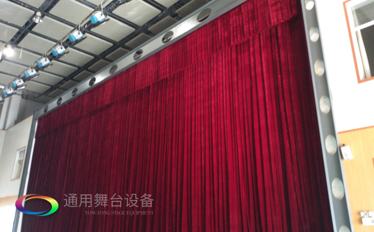 校園品質(zhì)提升工程！某工程學(xué)院舞臺(tái)對(duì)開(kāi)阻燃幕布項(xiàng)目完工