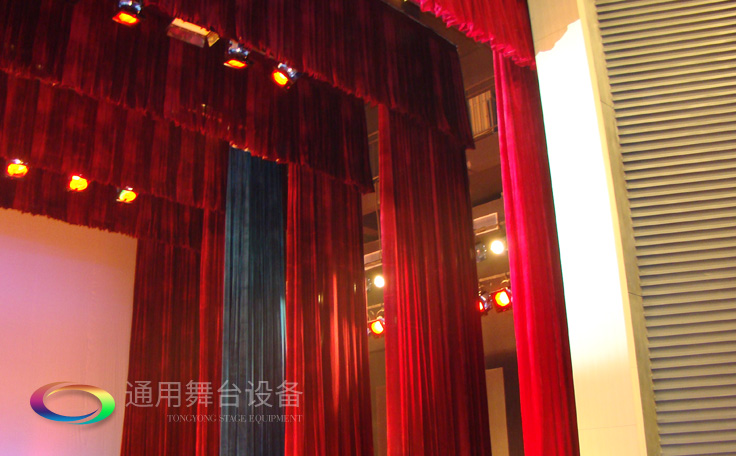 通用舞臺專業(yè)性、全方位優(yōu)勢！業(yè)務涉及舞臺機械、阻燃幕布、專業(yè)燈光系統(tǒng)、專業(yè)音響系統(tǒng)