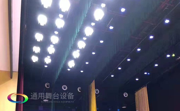 通用舞臺專業(yè)性、全方位優(yōu)勢！業(yè)務涉及舞臺機械、阻燃幕布、專業(yè)燈光系統(tǒng)、專業(yè)音響系統(tǒng)