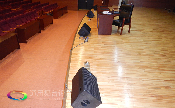 通用舞臺專業(yè)性、全方位優(yōu)勢！業(yè)務涉及舞臺機械、阻燃幕布、專業(yè)燈光系統(tǒng)、專業(yè)音響系統(tǒng)