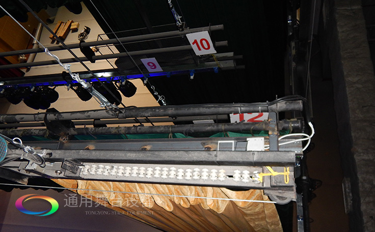 通用舞臺專業(yè)性、全方位優(yōu)勢！業(yè)務涉及舞臺機械、阻燃幕布、專業(yè)燈光系統(tǒng)、專業(yè)音響系統(tǒng)