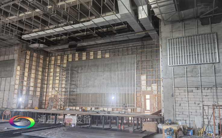 通用舞臺廣西桂醫(yī)報告廳阻燃幕布項目竣工并投入使用，為學校教學科研、人才培養(yǎng)提供更好的服務!