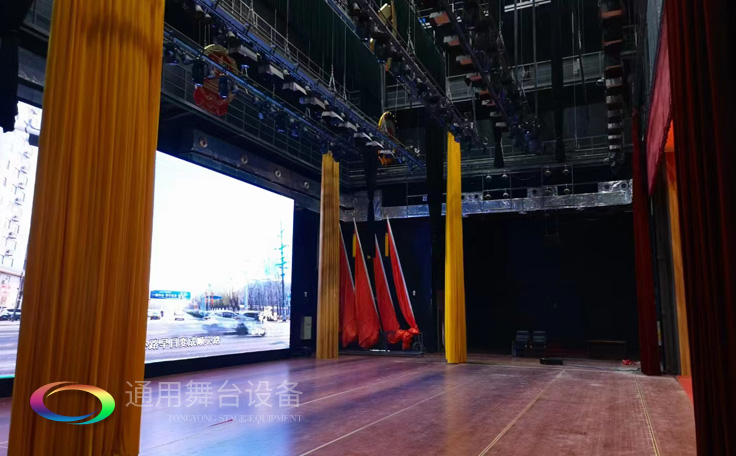 通用舞臺廣西桂醫(yī)報告廳阻燃幕布項目竣工并投入使用，為學校教學科研、人才培養(yǎng)提供更好的服務!