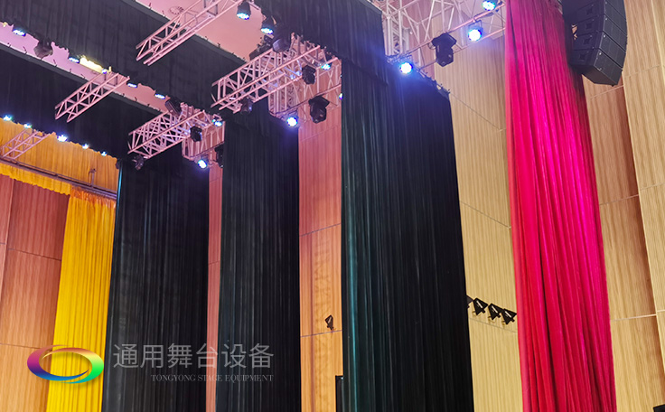 遷換場(chǎng)景、揭示活動(dòng)主體、渲染演出氣氛、提升演出效果——舞臺(tái)阻燃幕布