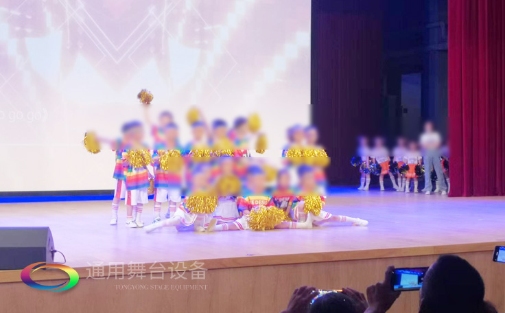 通用舞臺客戶案例展示——某劇場實(shí)景演出效果！項(xiàng)目包括舞臺燈光、舞臺吊桿、阻燃幕布、舞臺音響系統(tǒng)等等...