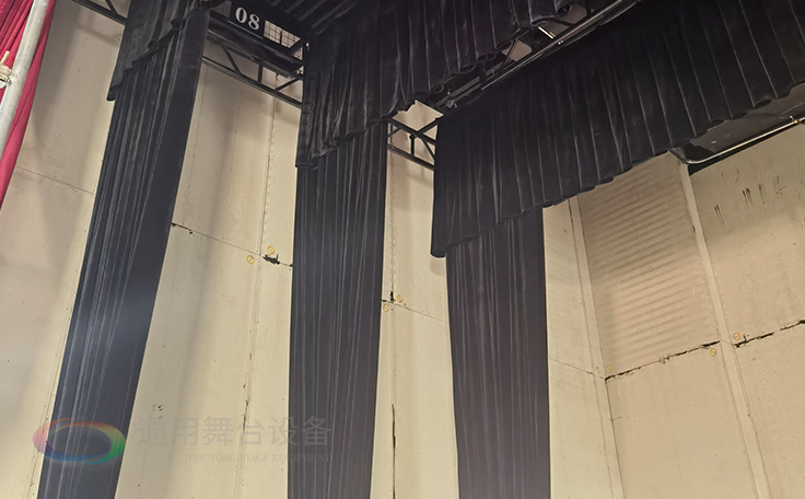 通用舞臺(tái)教您如何選購(gòu)高性價(jià)比阻燃幕布產(chǎn)品！