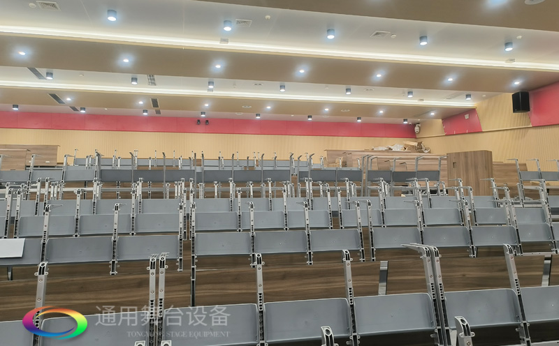 高顏值+實(shí)力派！通用舞臺(tái)幕布成功打造某中學(xué)智慧化多功能報(bào)告廳項(xiàng)目