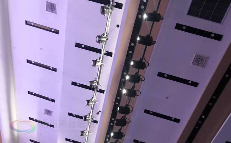 南京某國(guó)企禮堂舞臺(tái)系統(tǒng)分項(xiàng)工程通過(guò)質(zhì)量驗(yàn)收 涉及舞臺(tái)吊桿、舞臺(tái)燈光等項(xiàng)目 現(xiàn)已投入使用