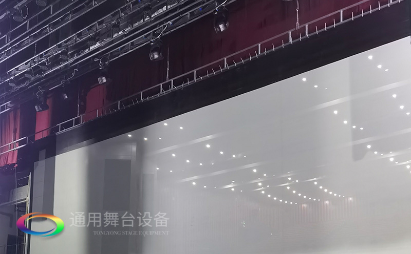 通用舞臺(tái)承建：南京曉莊學(xué)院報(bào)告廳舞臺(tái)項(xiàng)目（舞臺(tái)音響、舞臺(tái)燈光吊桿、舞臺(tái)幕布等）