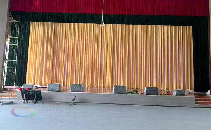 通用舞臺承建江蘇某學院報告廳項目，涵蓋舞臺燈光、電動吊桿、阻燃幕布等核心設(shè)備的設(shè)計與安裝