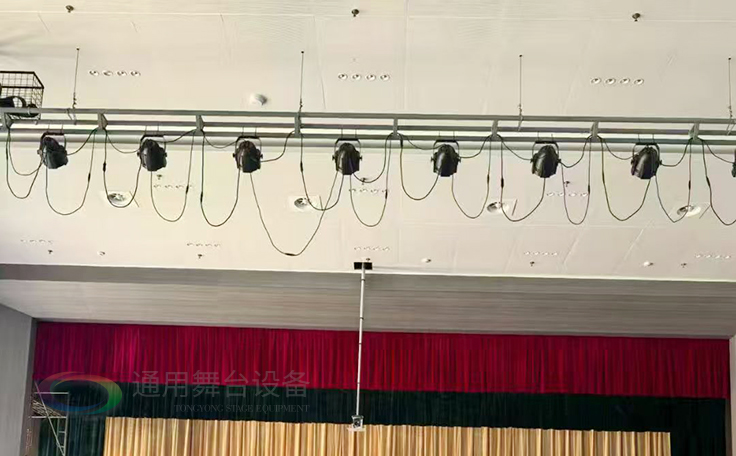 通用舞臺承建江蘇某學院報告廳項目，涵蓋舞臺燈光、電動吊桿、阻燃幕布等核心設(shè)備的設(shè)計與安裝