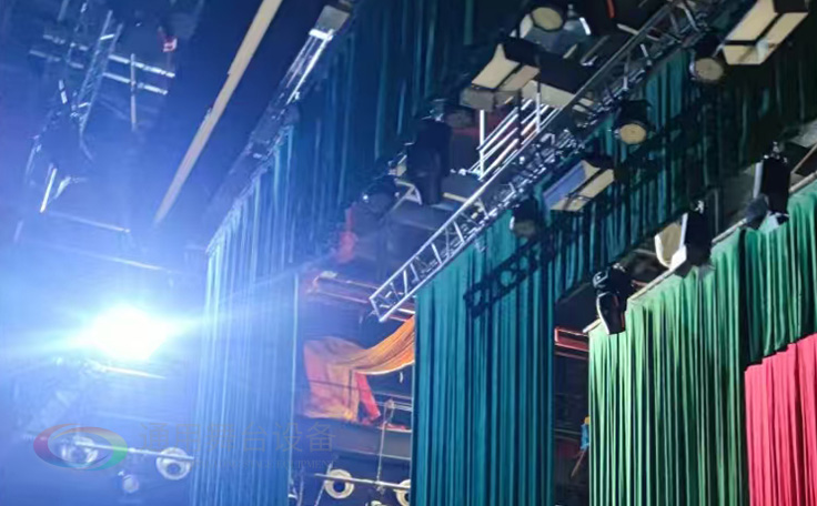 戴南文化藝術(shù)中心舞臺(tái)機(jī)械 舞臺(tái)吊桿 舞臺(tái)阻燃幕布項(xiàng)目 助力本地文化演出升級(jí)，為觀眾帶來(lái)更優(yōu)質(zhì)的視聽(tīng)體驗(yàn)！