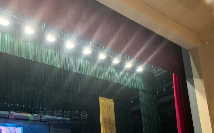 通用舞臺(tái)設(shè)備興化將軍路小學(xué)報(bào)告廳舞臺(tái)吊桿、舞臺(tái)阻燃幕布項(xiàng)目