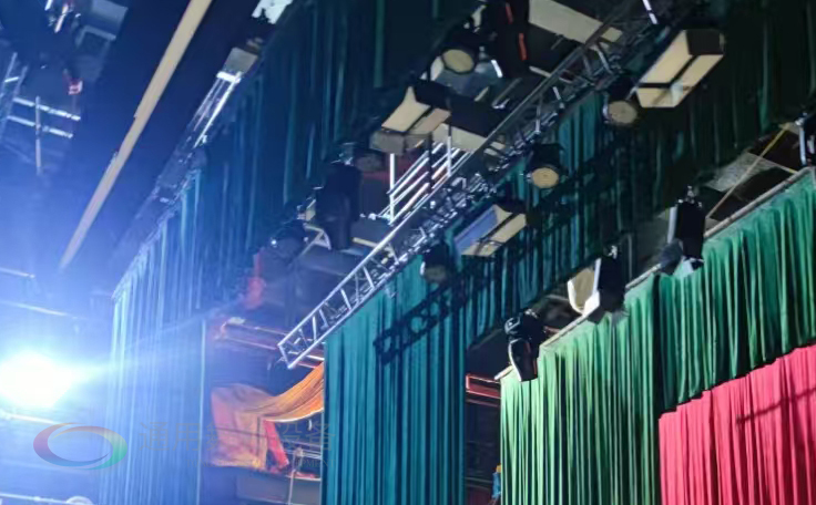 通用舞臺(tái)設(shè)備興化將軍路小學(xué)報(bào)告廳舞臺(tái)吊桿、舞臺(tái)阻燃幕布項(xiàng)目