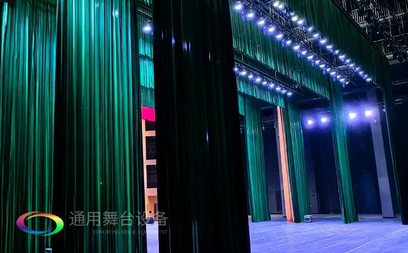助力教育領(lǐng)域舞臺(tái)建設(shè)，推動(dòng)校園文化發(fā)展！星海中學(xué)報(bào)告廳舞臺(tái)阻燃幕布建設(shè)項(xiàng)目